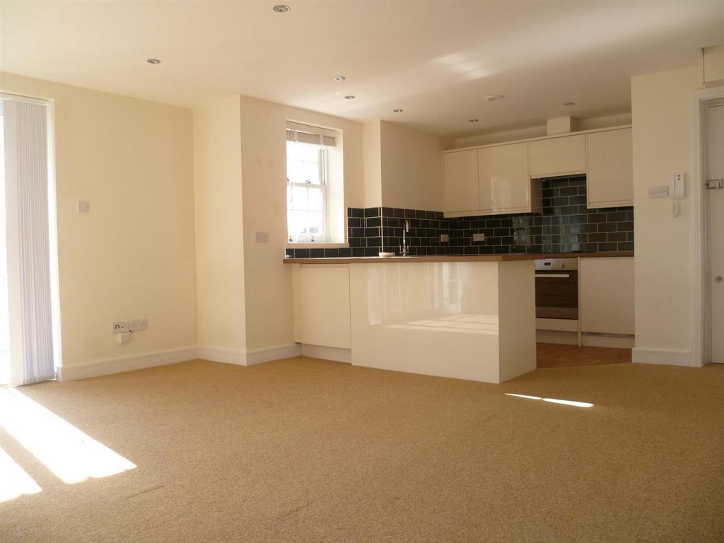 Highfield Road, Bushey 2 bed flat £1,650 pcm (£381 pw)