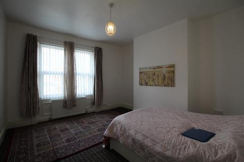 3 bedroom flat to rent, Wingrove Gardens, Newcastle upon Tyne NE4