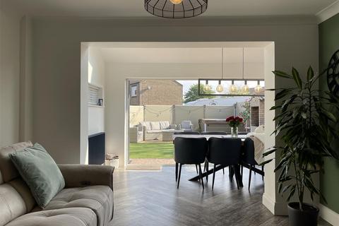 17 Buttercup Close, Lowestoft, NR33 8NX