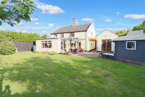 3 bedroom detached house for sale, Oulton Road, Lowestoft