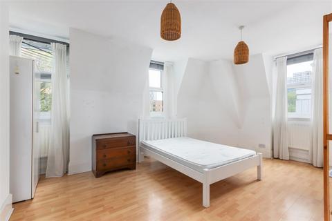 3 bedroom property to rent, Whitechapel Road, London