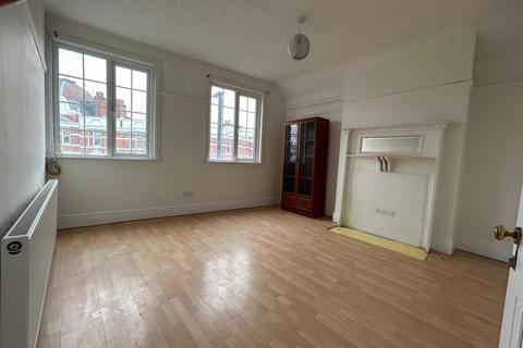 2 bedroom property to rent, Queens Avenue, London