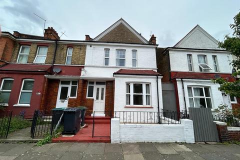 4 bedroom end of terrace house to rent, Hewitt Avenue, London