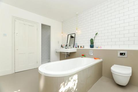 6 Narford Road, London, E5 8RD