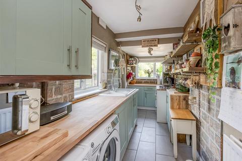54 Planks Lane, Wombourne, Wolverhampton, WV5 9HG