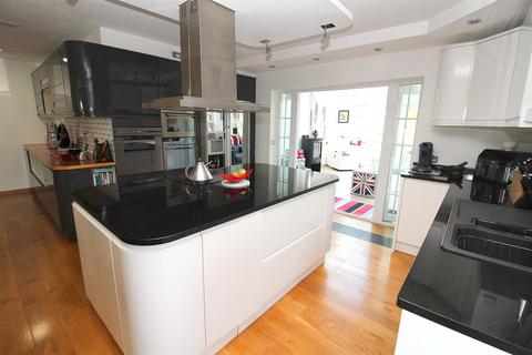 Oak View Green Lane, Little Burstead, Billericay, CM12 9TT