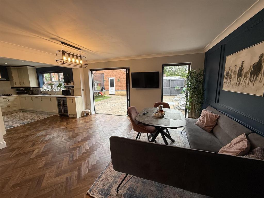 Kitchen/Dining Area