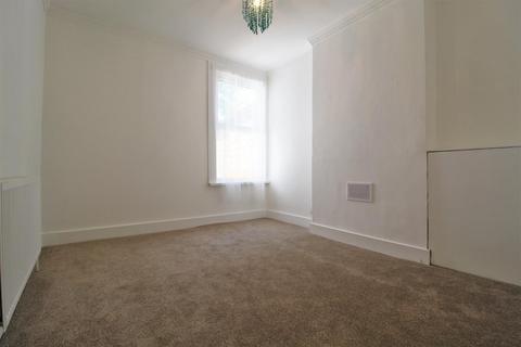 3 bedroom end of terrace house to rent, Parsons Mead, Croydon
