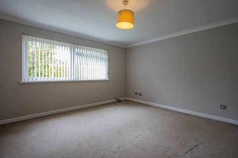 2 bedroom flat to rent, Woodside Court, Cardiff CF14