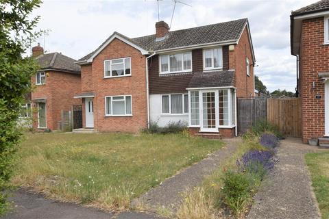 2 bedroom semi-detached house to rent, Burgess Close, Woodley