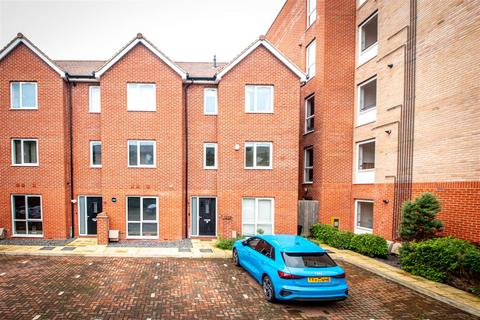 4 bedroom townhouse to rent, Marquess Drive, Bletchley