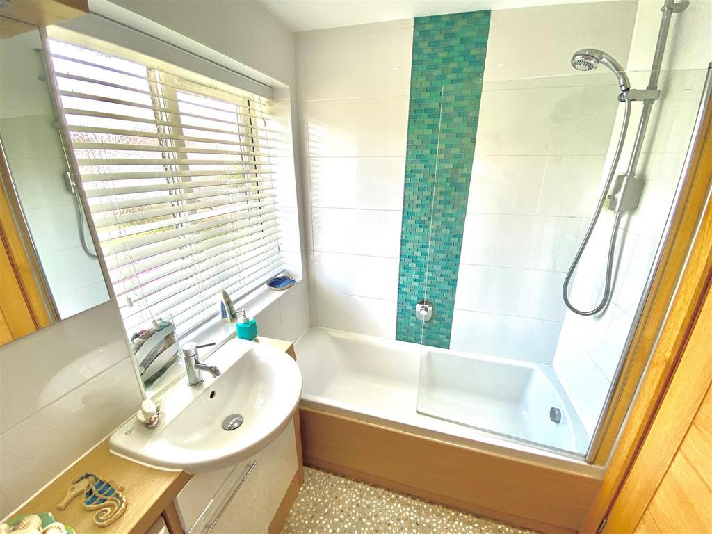 Bathroom 2.jpg