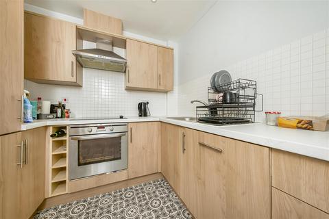 1 bedroom apartment for sale, Langhorn Drive, Twickenham