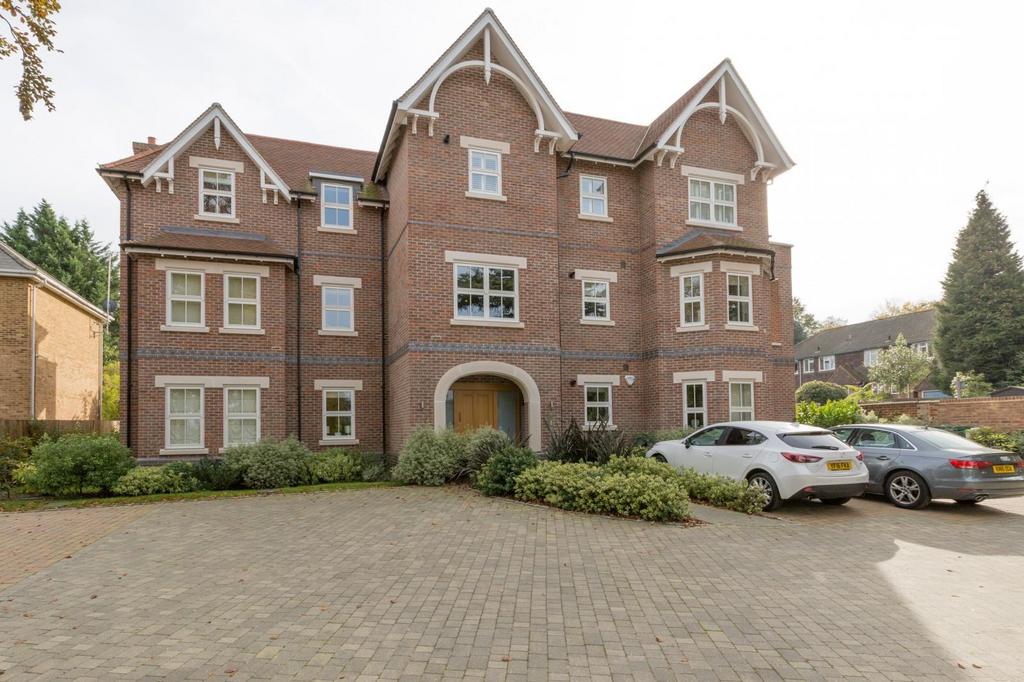 Albury Road, Guildford GU1 2 bed flat to rent £2,250 pcm (£519 pw)