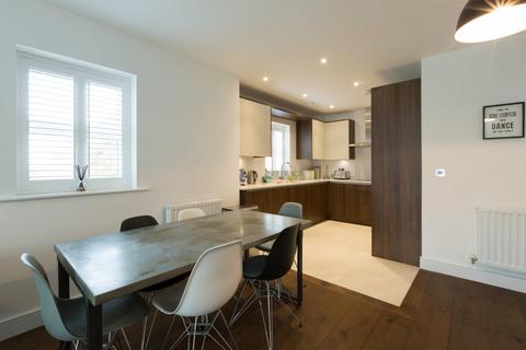 2 bedroom flat to rent, Albury Road, Guildford GU1