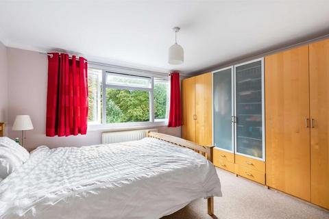 2 bedroom flat to rent, 74 Holden Road, Woodside Park