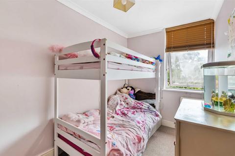 2 bedroom flat to rent, 74 Holden Road, Woodside Park