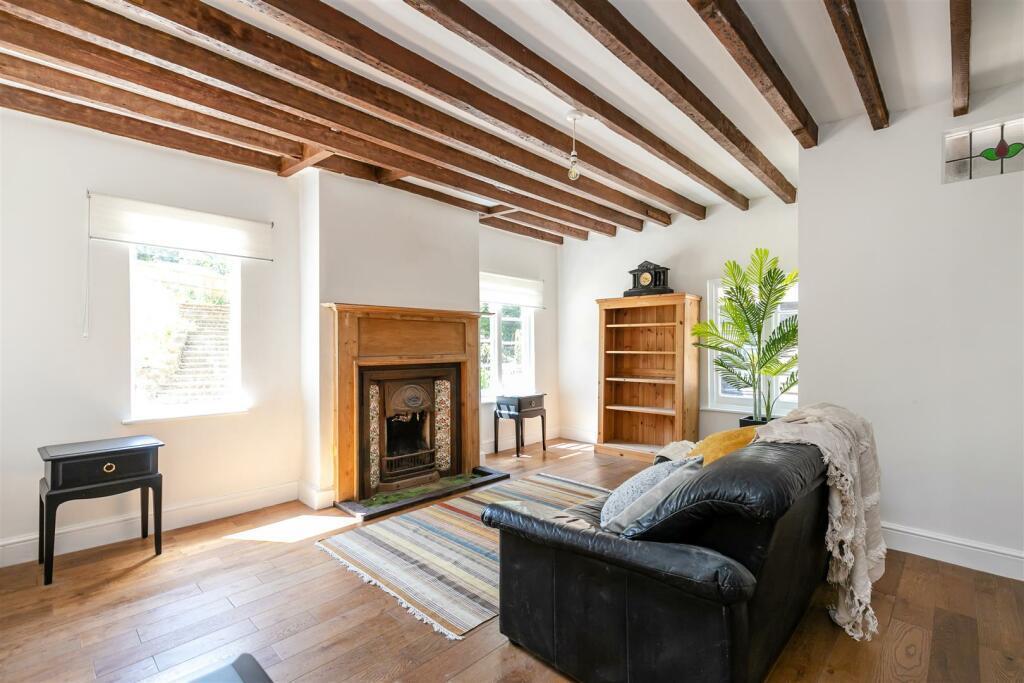 Martineau Lane, Hastings TN35 1 bed semidetached house £1,000 pcm (£