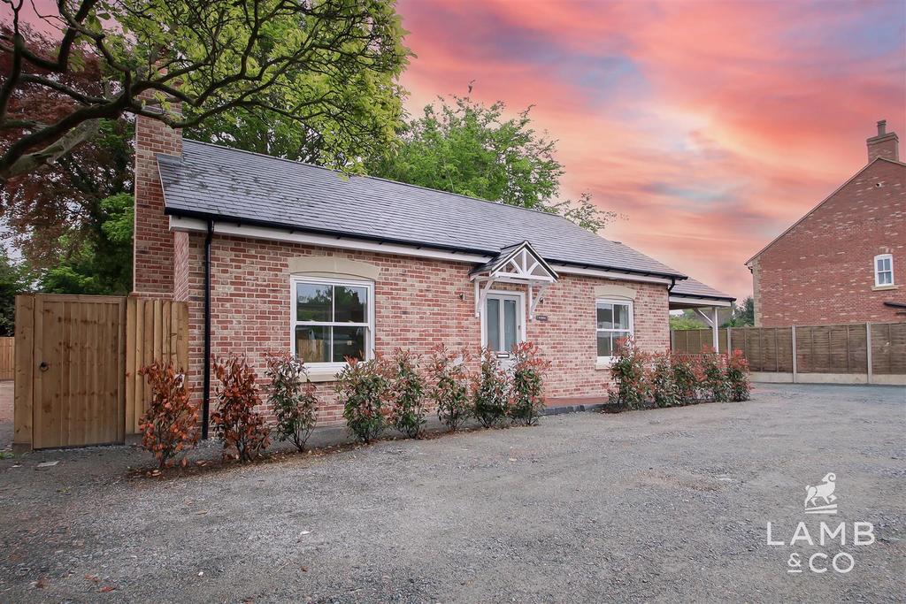High Street, ThorpeLeSoken CO16 2 bed detached bungalow for sale £