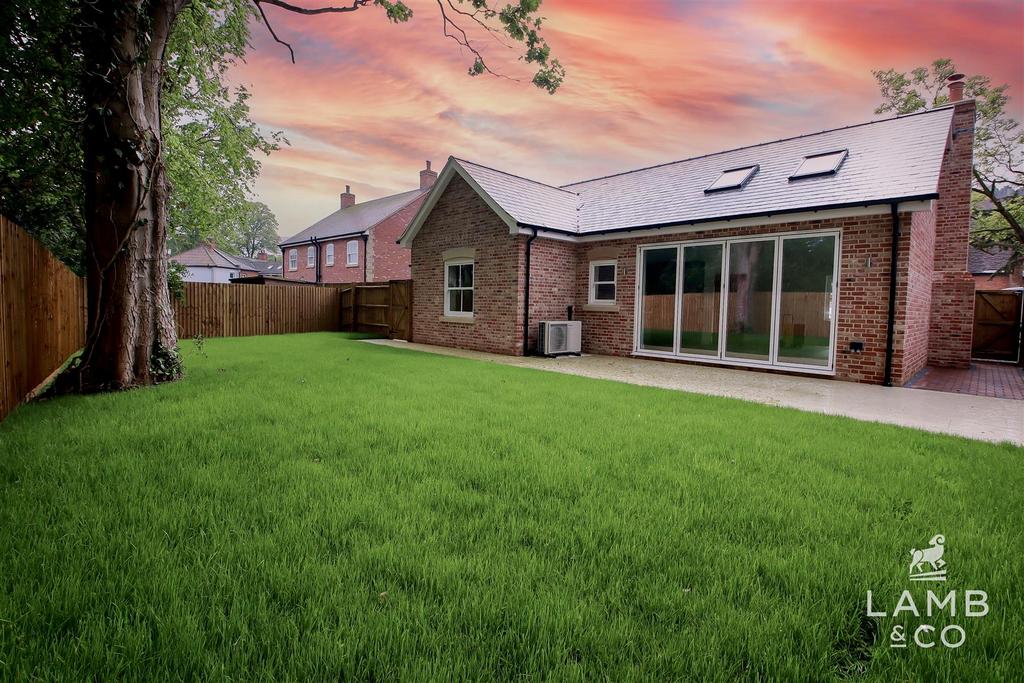 High Street, ThorpeLeSoken CO16 2 bed detached bungalow for sale £