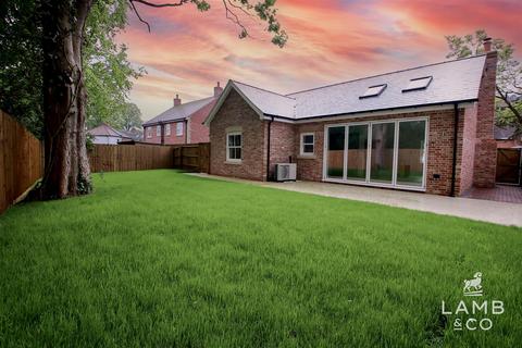 2 bedroom detached bungalow for sale, High Street, Thorpe-Le-Soken CO16