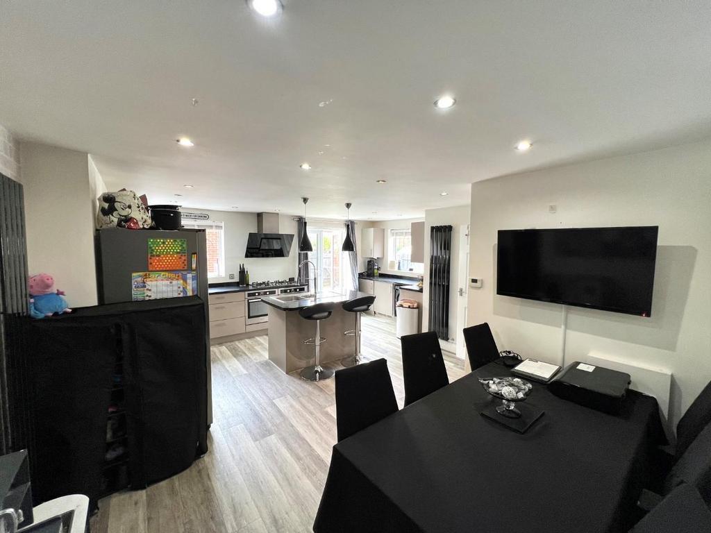 Kitchen...jpg