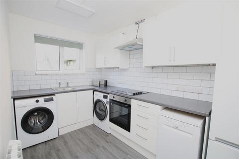 2 bedroom flat to rent, Oakhill Road, Horsham