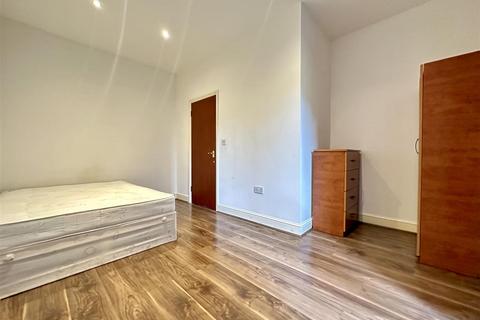 3 bedroom flat to rent, Fieldgate Street, London E1