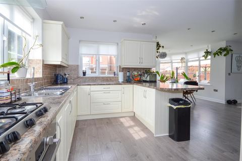 4 bedroom detached house for sale, Hill Court, Castleford WF10