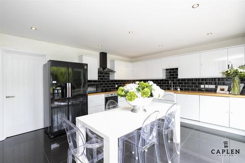 2 bedroom semi-detached house to rent, Latchingdon Gardens, Woodford Green