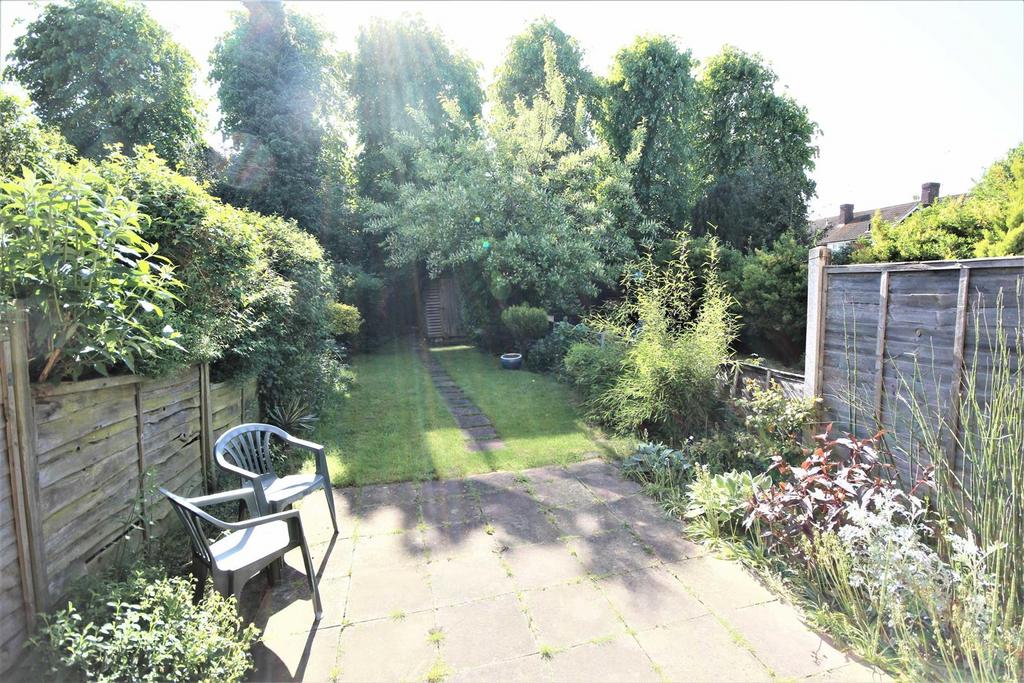 Royston Avenue, Byfleet KT14 2 bed to rent £1,395 pcm (£