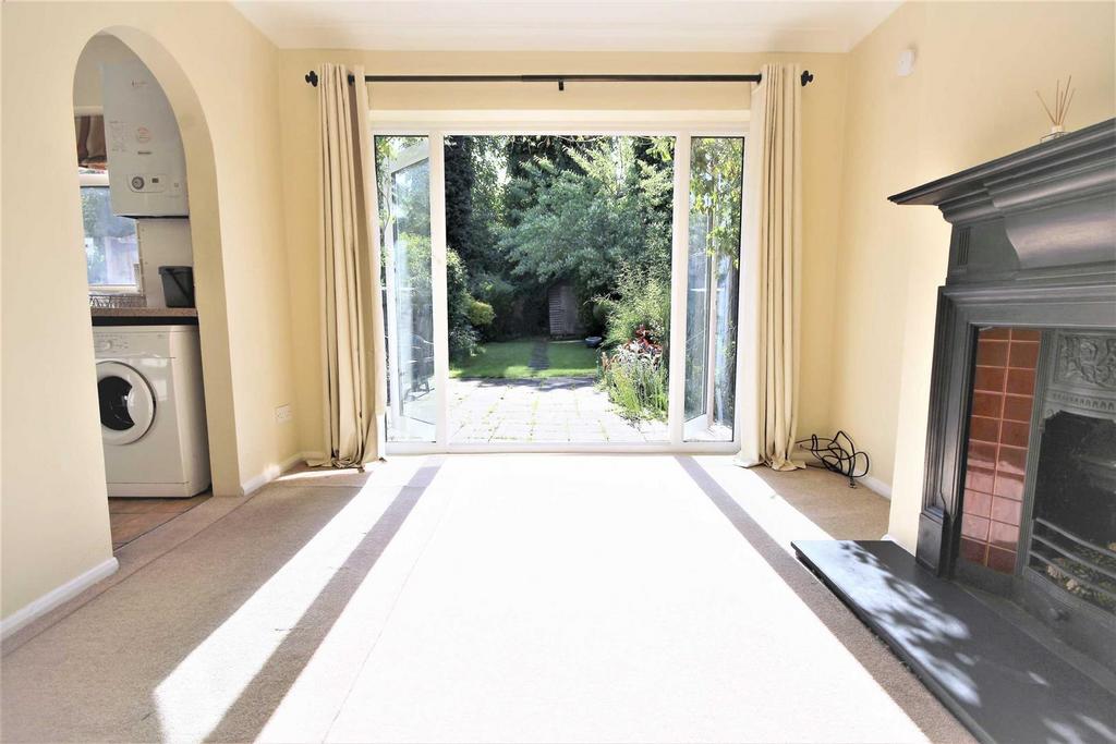 Royston Avenue, Byfleet KT14 2 bed to rent £1,395 pcm (£