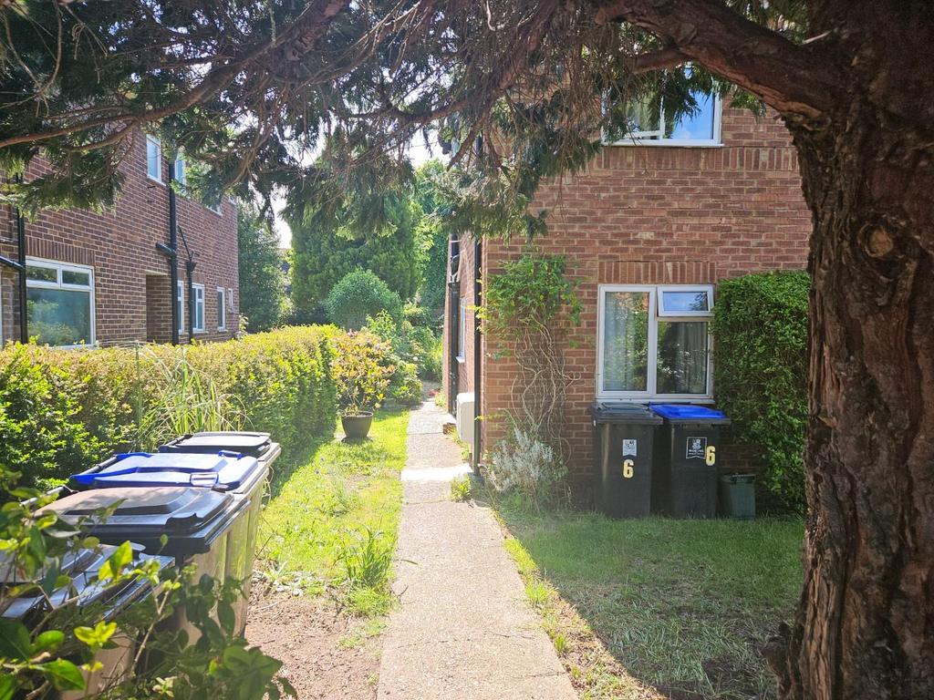 Royston Avenue, Byfleet KT14 2 bed to rent £1,395 pcm (£