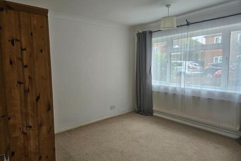 2 bedroom maisonette to rent, Royston Avenue, Byfleet KT14