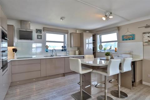 2 bedroom flat for sale, 36 Salterns Way, Poole