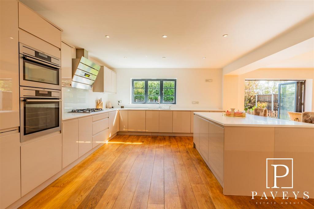 OPEN PLAN KITCHEN/DINER &amp; FAMILY ROOM