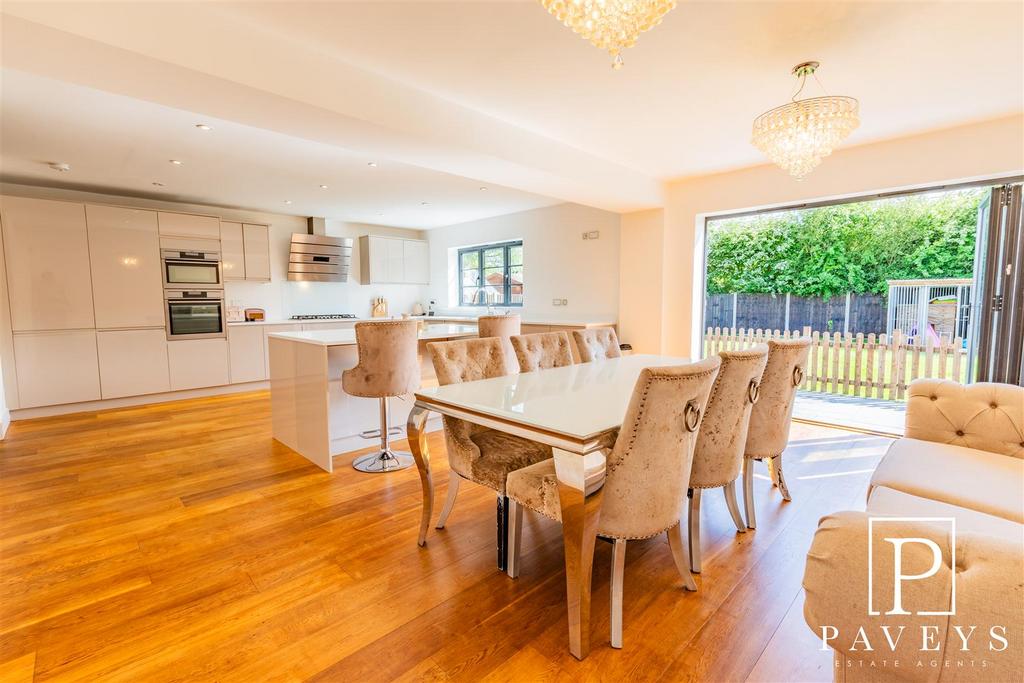 OPEN PLAN KITCHEN/DINER &amp; FAMILY ROOM