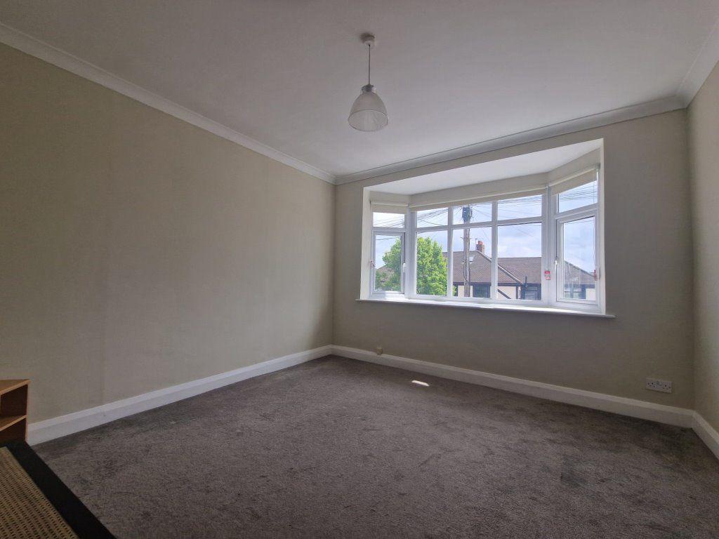 Cherry Tree Rise, Buckhurst Hill IG9 3 bed flat £1,525 pcm (£352 pw)