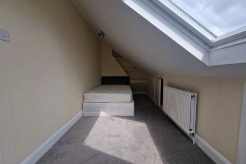 3 bedroom flat to rent, Cherry Tree Rise, Buckhurst Hill IG9