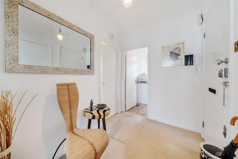 2 bedroom flat for sale, Hive Road, Bushey WD23