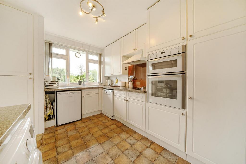 Kitchen/Breakfast Room: