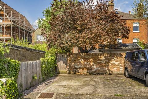 The Garden Flat, 16 Chesham Road, Guildford, GU1 3LS
