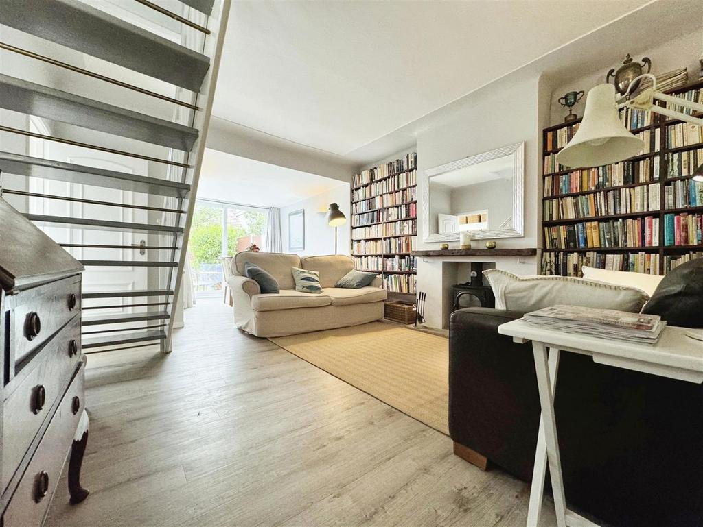 Living area to dining area