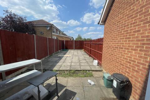 2 bedroom end of terrace house to rent, Gladstone Gardens, Hounslow TW3