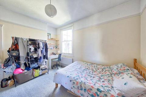 3 bedroom flat to rent, Yukon Road Balham London