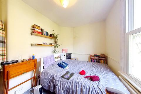 3 bedroom flat to rent, Yukon Road Balham London