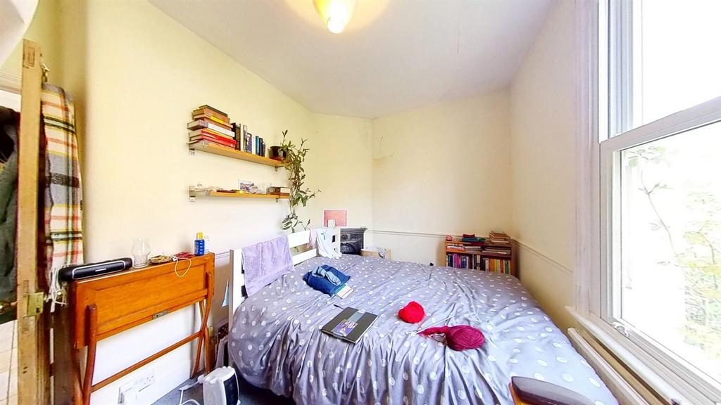Bed 2.jpg