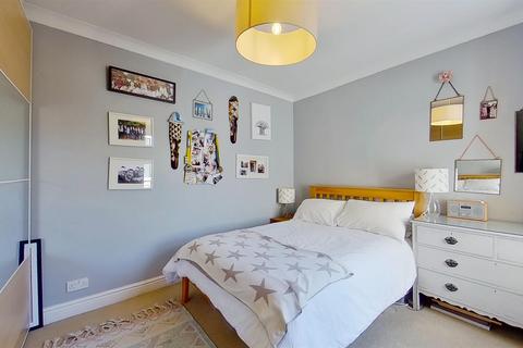 2 bedroom flat for sale, Garratt Lane, London