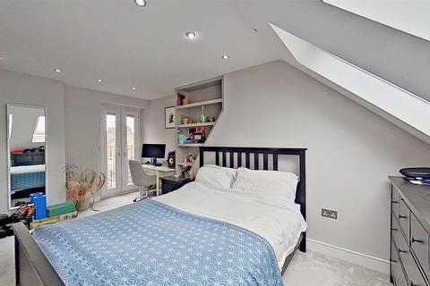 3 bedroom flat for sale, Tranmere Road, London