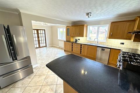 4 bedroom detached house for sale, Newby Farm Road, Scarborough